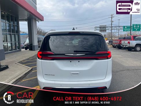 Used 2023 Chrysler Pacifica Touring-L FWD image 5
