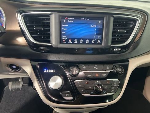 Used 2019 Chrysler Pacifica Touring-L image 20