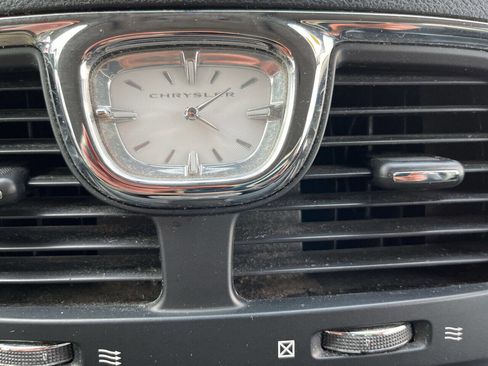 Used 2016 Chrysler Town & Country Touring image 22