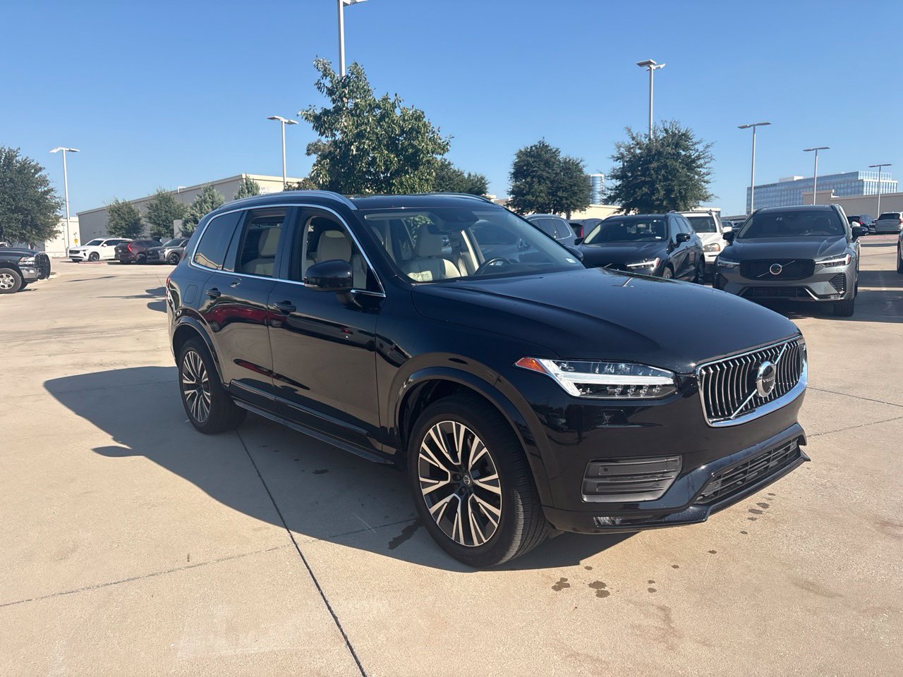 Used 2021 Volvo XC90 T6 Momentum w/ Advanced Package AWD/4WD image 3