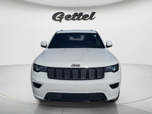 Used 2018 Jeep Grand Cherokee Altitude RWD image 16