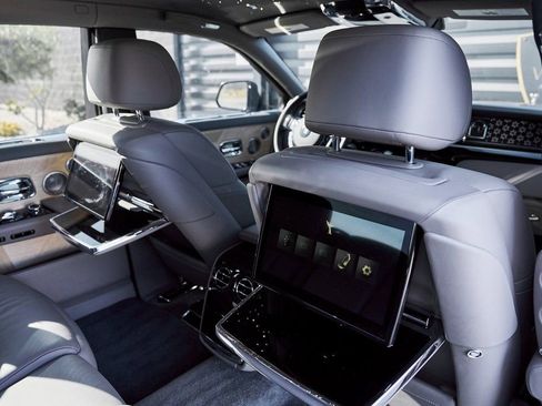 Used 2025 Rolls-Royce Phantom Sedan RWD image 46