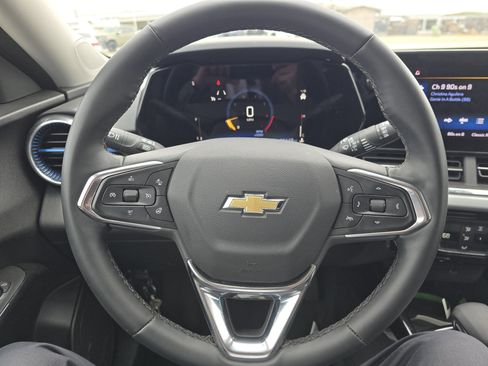 Used 2025 Chevrolet Trax LT w/ LT Convenience Package image 12