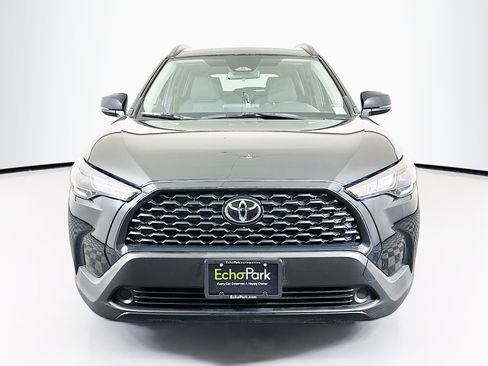 Used 2025 Toyota Corolla Cross LE image 2