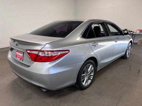 Used 2016 Toyota Camry SE image 3