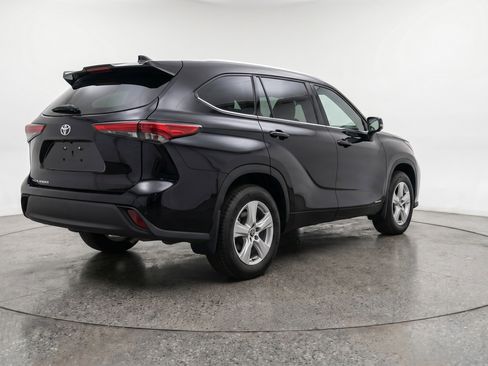 Used 2025 Toyota Highlander LE FWD image 9