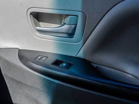 Used 2015 Toyota Sienna LE image 24