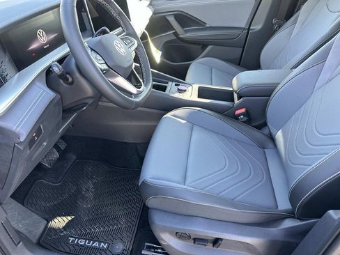 New 2025 Volkswagen Tiguan SE image 13