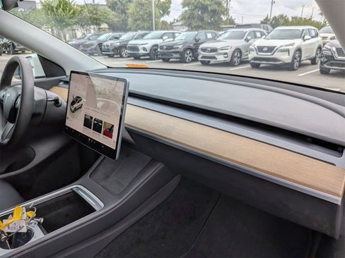 Used 2022 Tesla Model Y Long Range image 39