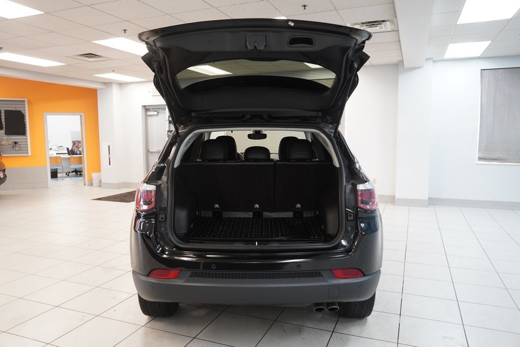 Used 2018 Jeep Compass Latitude w/ Popular Equipment Group AWD/4WD image 9