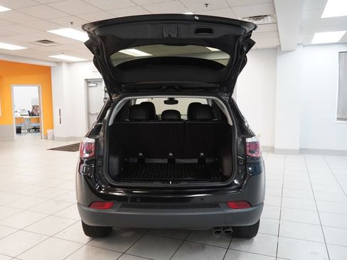 Used 2018 Jeep Compass Latitude w/ Popular Equipment Group AWD/4WD image 9
