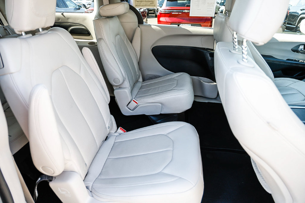 Used 2021 Chrysler Pacifica Touring-L FWD image 25