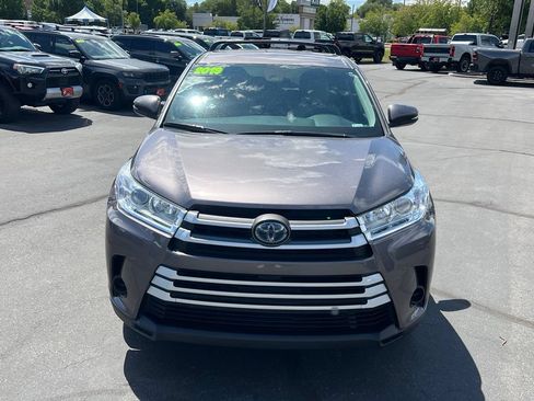 Used 2019 Toyota Highlander LE AWD/4WD image 4