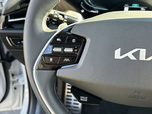 Used 2025 Kia Niro SX Touring image 19