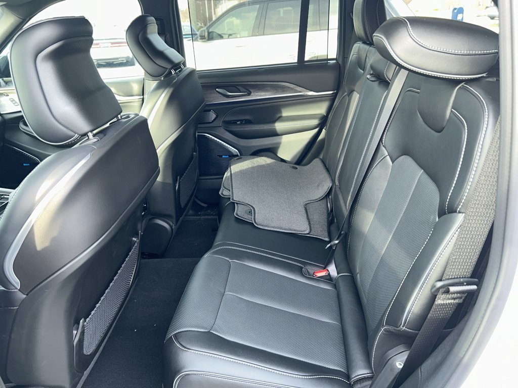 New 2024 Jeep Grand Cherokee Overland w/ Advanced Protech Group III AWD/4WD image 9