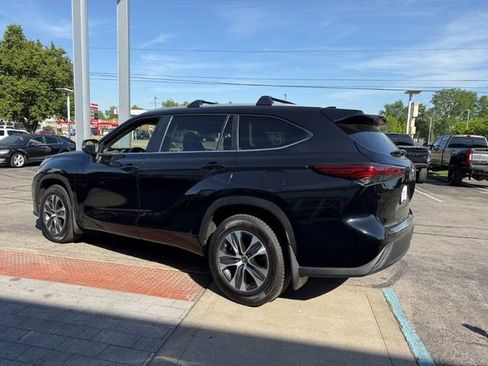 Used 2023 Toyota Highlander XLE AWD/4WD image 4