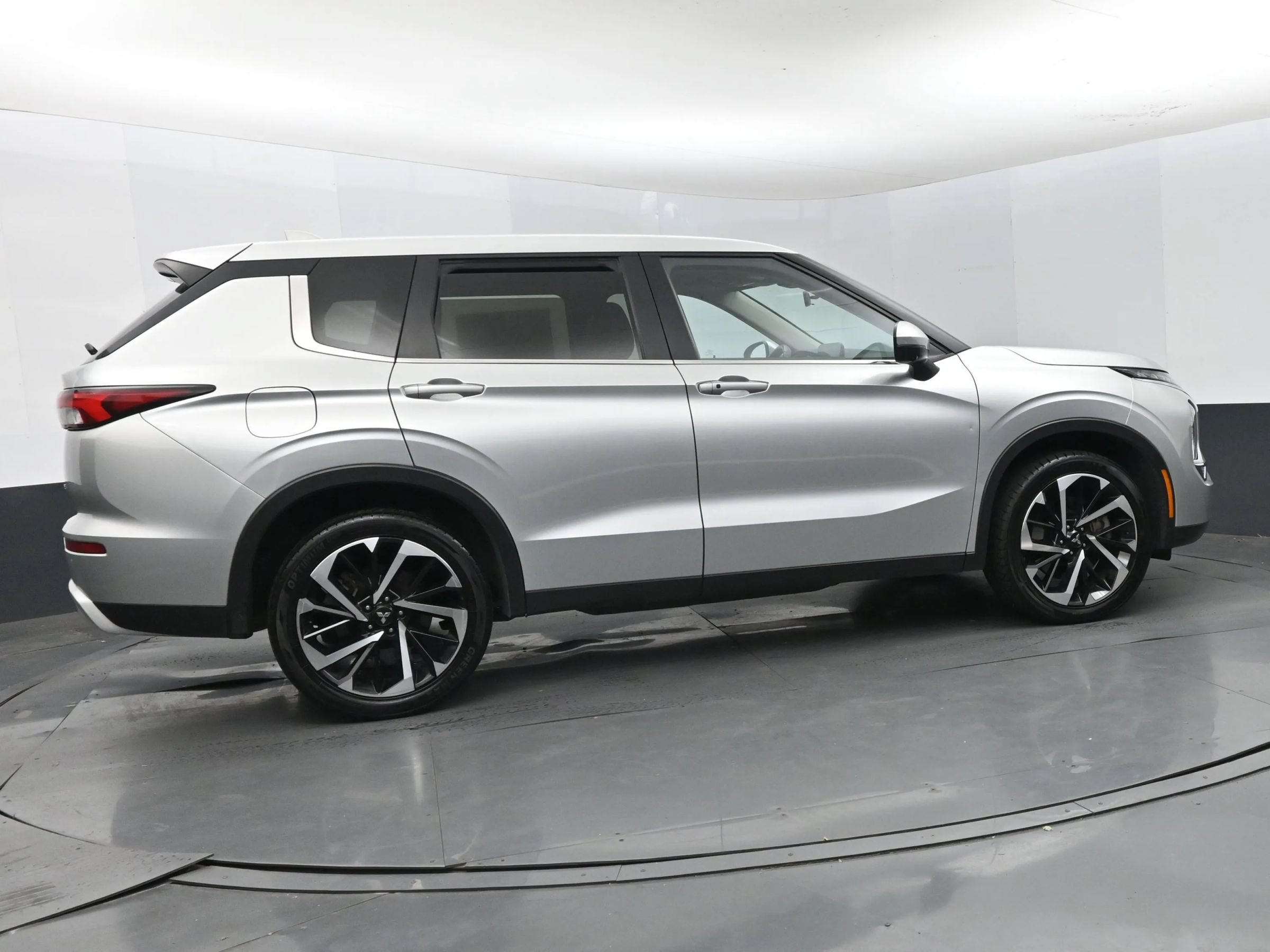 Used 2024 Mitsubishi Outlander FWD image 4