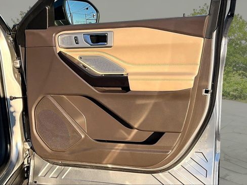 Used 2020 Ford Explorer Platinum w/ Premium Technology Package image 24