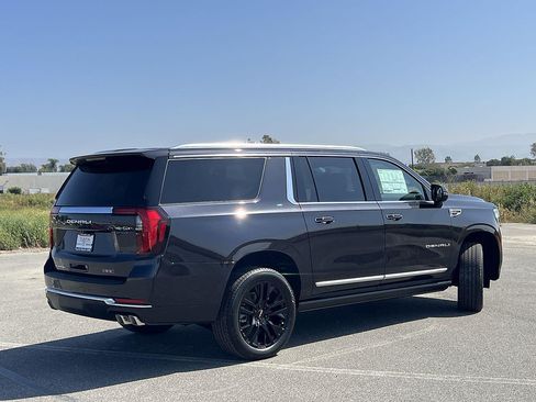 New 2026 GMC Yukon XL Denali w/ Denali Reserve Package AWD/4WD image 3