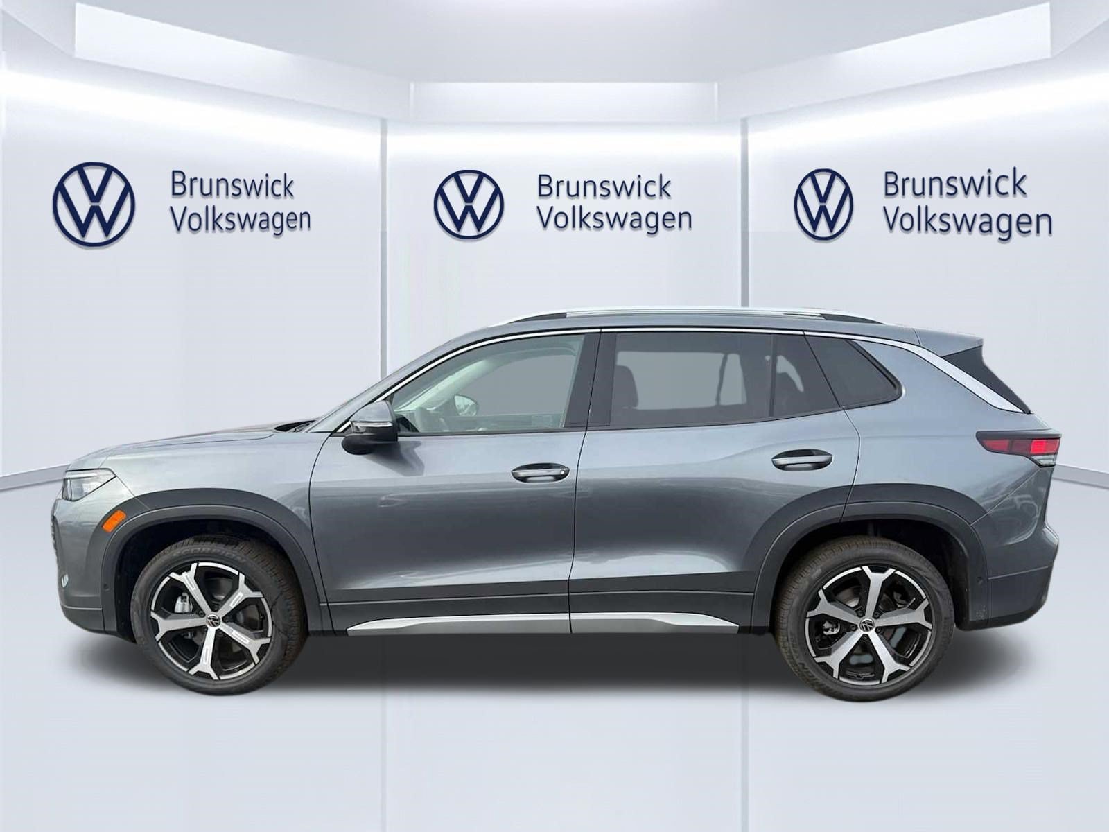 New 2026 Volkswagen Tiguan SE AWD/4WD image 3