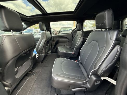 New 2026 Chrysler Pacifica Limited w/ S Appearance Package image 25