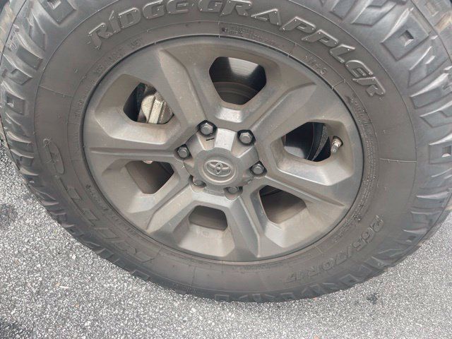Used 2018 Toyota 4Runner SR5 Premium RWD image 16
