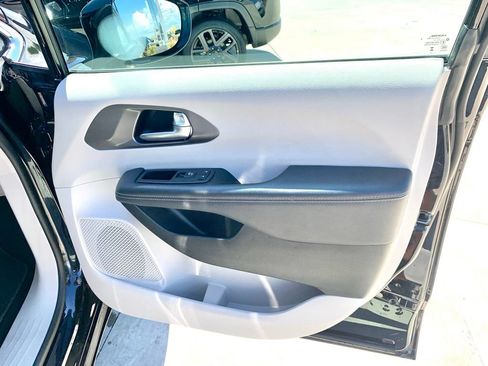 Used 2024 Chrysler Pacifica Touring-L FWD image 29
