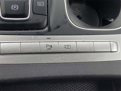 Used 2023 Kia Carnival LX image 27