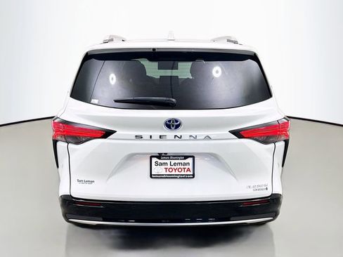 Used 2022 Toyota Sienna Platinum FWD image 6