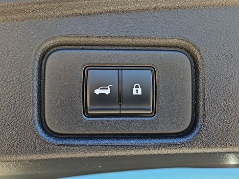 Used 2025 Nissan Pathfinder SL image 7