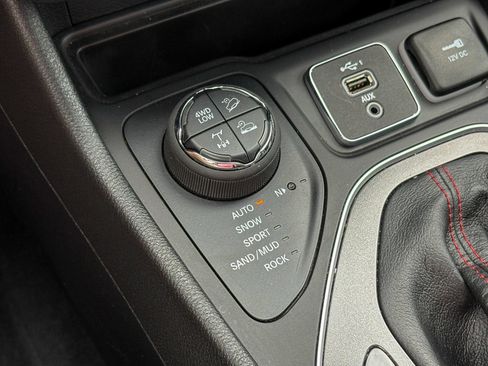 Used 2022 Jeep Cherokee Trailhawk AWD/4WD image 36