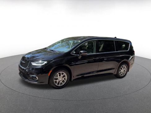 Used 2024 Chrysler Pacifica Touring-L FWD image 8