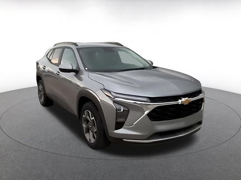 Used 2025 Chevrolet Trax LT FWD image 3