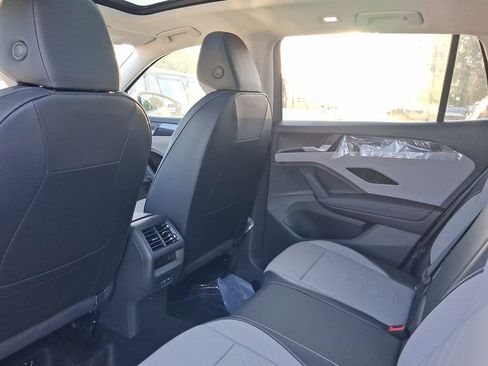 New 2026 Volkswagen Tiguan SE FWD image 5