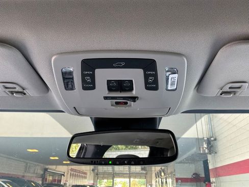 Used 2026 Toyota Sienna XLE FWD image 19
