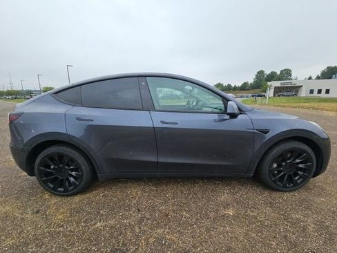 Used 2023 Tesla Model Y Long Range AWD/4WD image 2