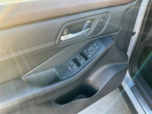 Used 2022 Nissan Rogue SL w/ SL Premium Package image 17