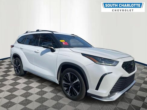 Used 2022 Toyota Highlander XSE FWD image 3