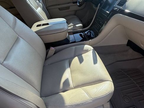Used 2011 Cadillac Escalade Luxury AWD/4WD image 14