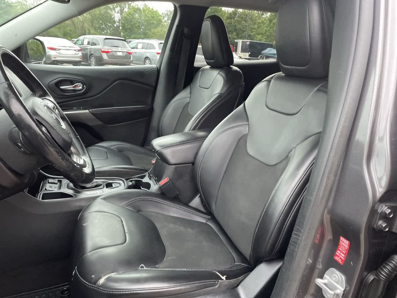 Used 2019 Jeep Cherokee Latitude Plus w/ Comfort/Convenience Group FWD image 12