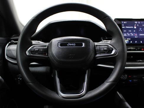 Used 2025 Jeep Compass Latitude AWD/4WD image 10