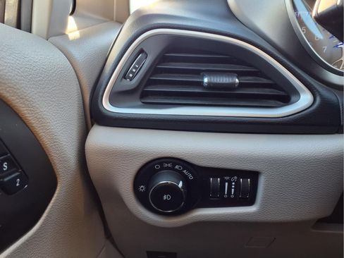 Used 2020 Chrysler Pacifica Touring-L image 16