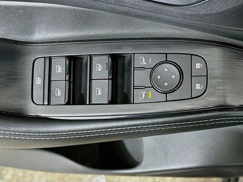 Used 2025 Nissan Rogue SV FWD image 15