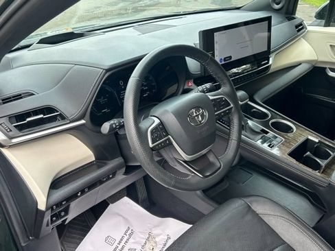 Used 2025 Toyota Sienna Platinum AWD/4WD image 19