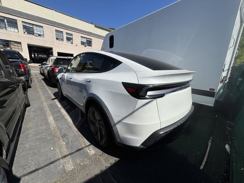 Used 2026 Tesla Model Y 2WD image 5