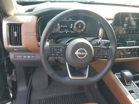 Used 2025 Nissan Pathfinder Platinum FWD image 16