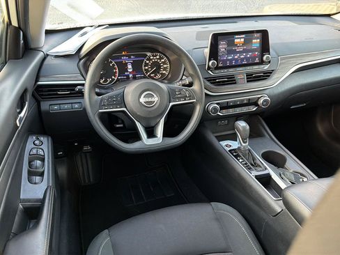 Used 2025 Nissan Altima 2.5 SV FWD image 18