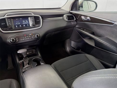 Used 2019 Kia Sorento LX image 22