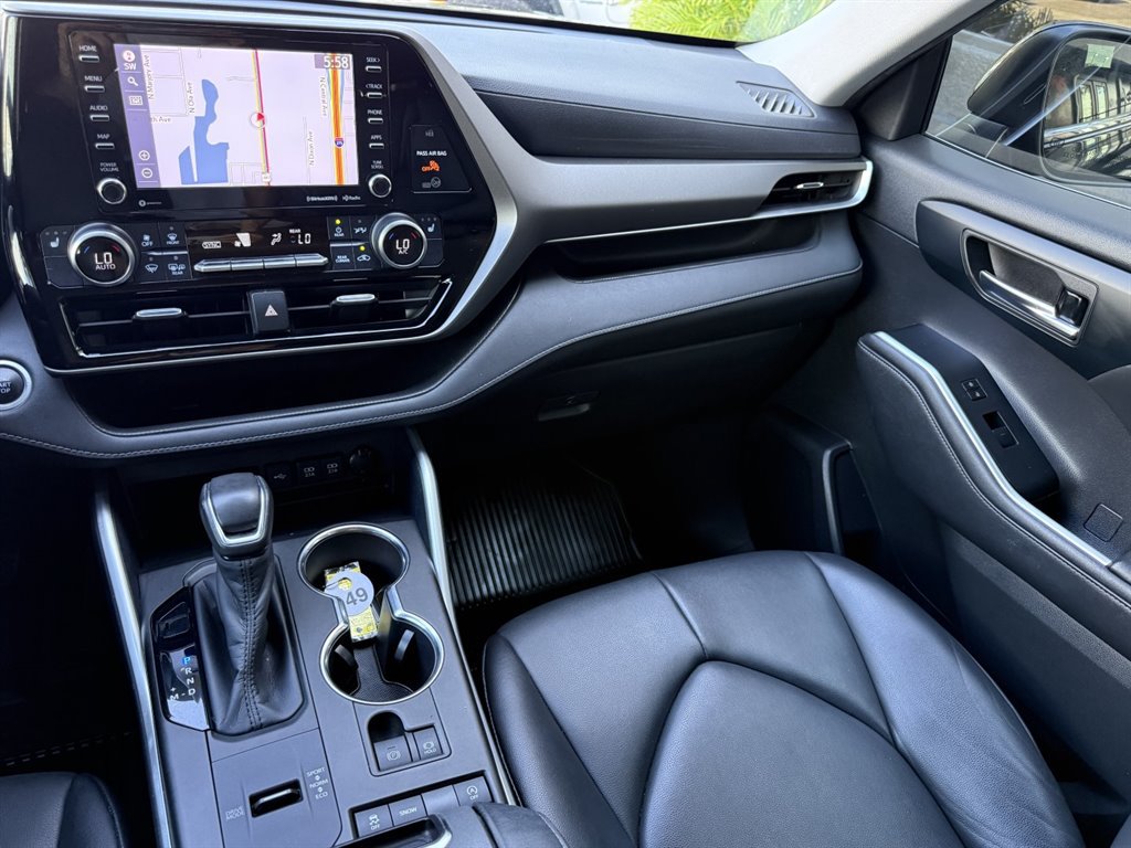 Used 2020 Toyota Highlander XLE FWD image 27