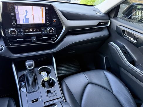 Used 2020 Toyota Highlander XLE FWD image 27